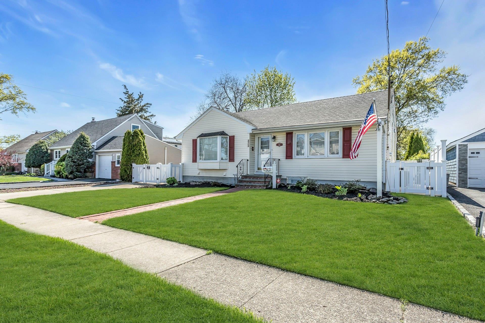 424 Hilda Street, East Meadow, New York image 2