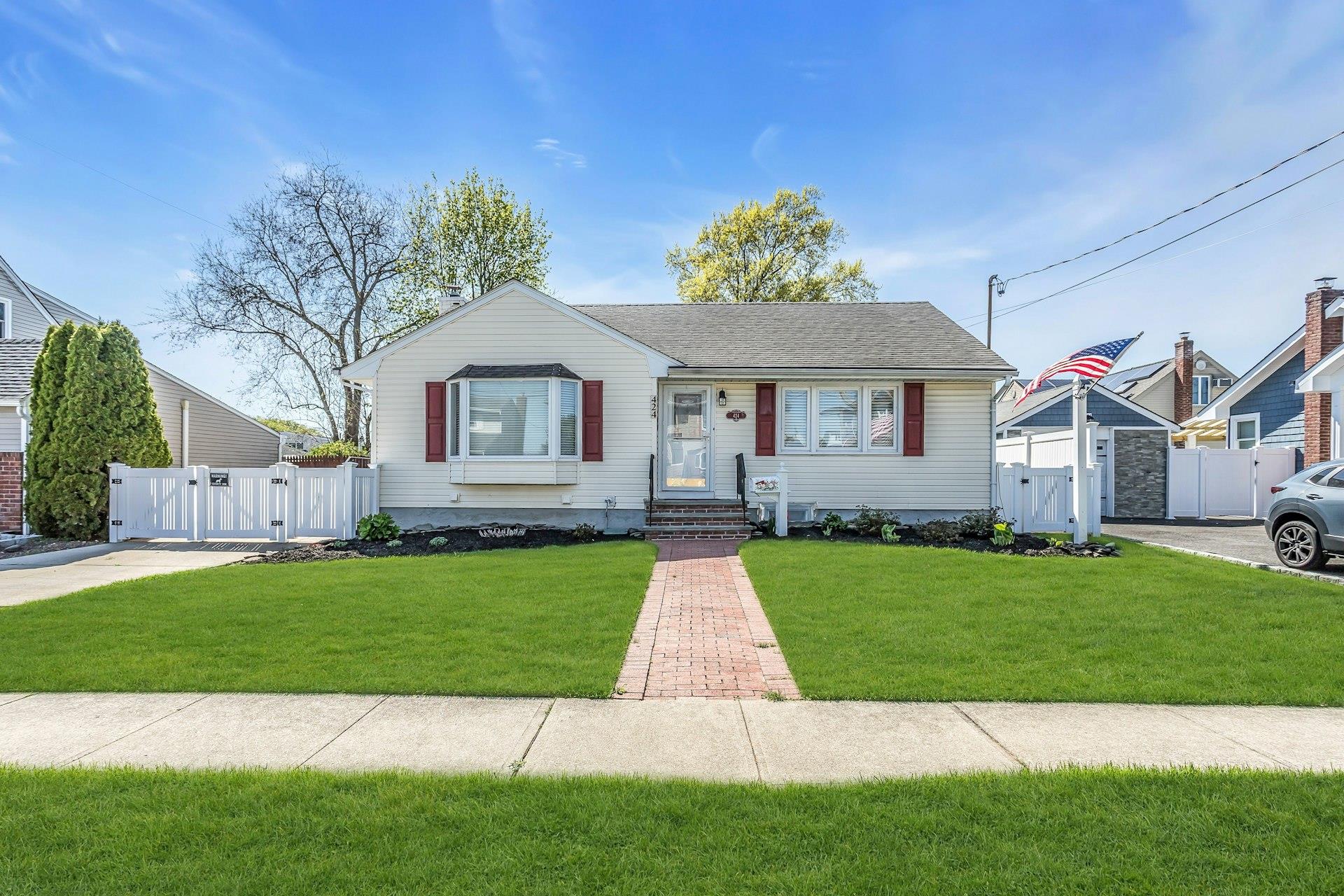 424 Hilda Street, East Meadow, New York image 1