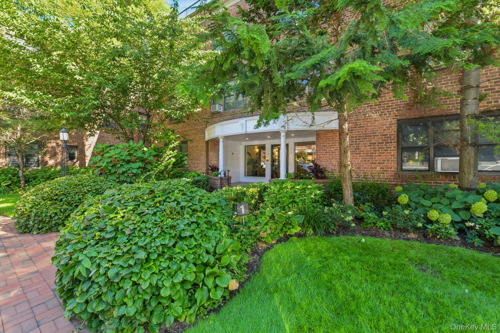 Photo of 1 Town House Place #2L, Great Neck, NY 11021 (MLS # 1052098)