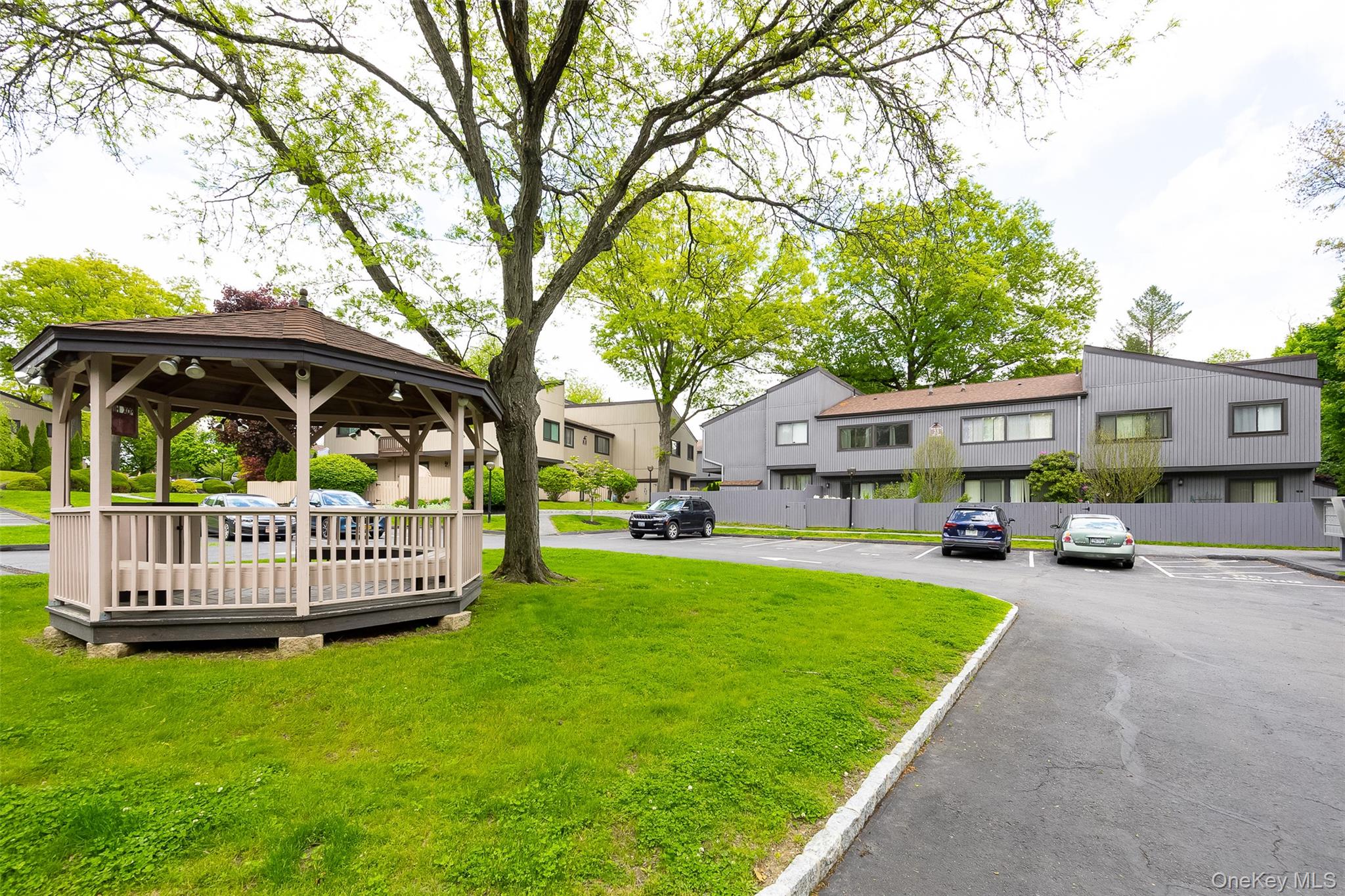 2304 Magnolia Walk