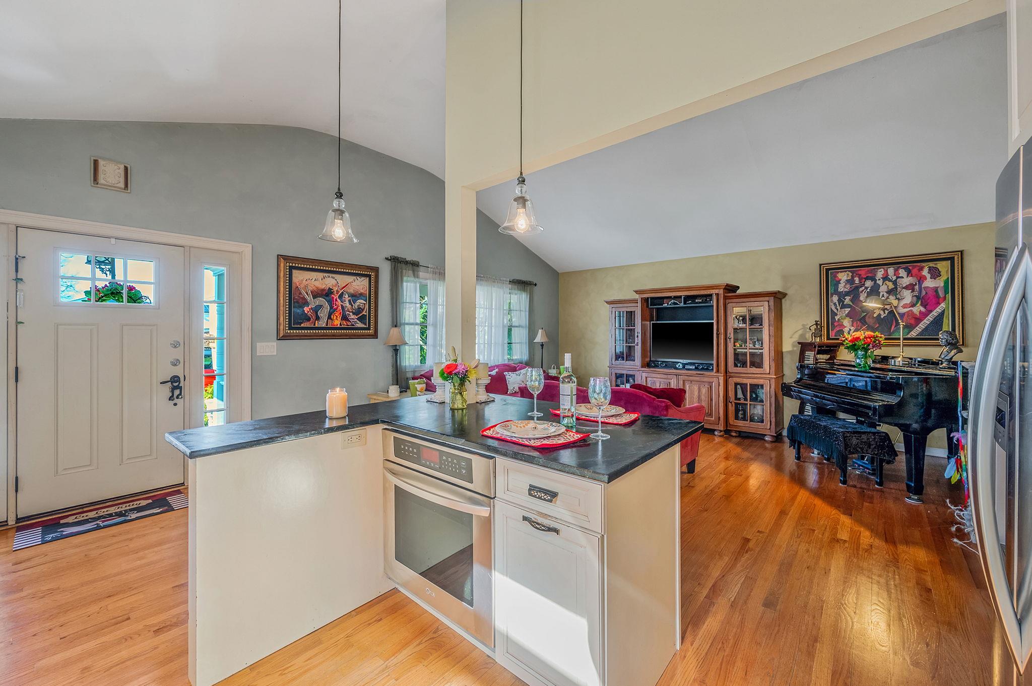 27 W Neptune Avenue, Lindenhurst, New York image 4