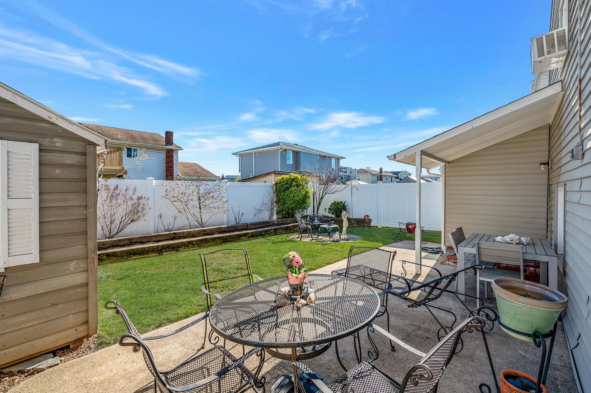 27 W Neptune Avenue, Lindenhurst, New York image 24