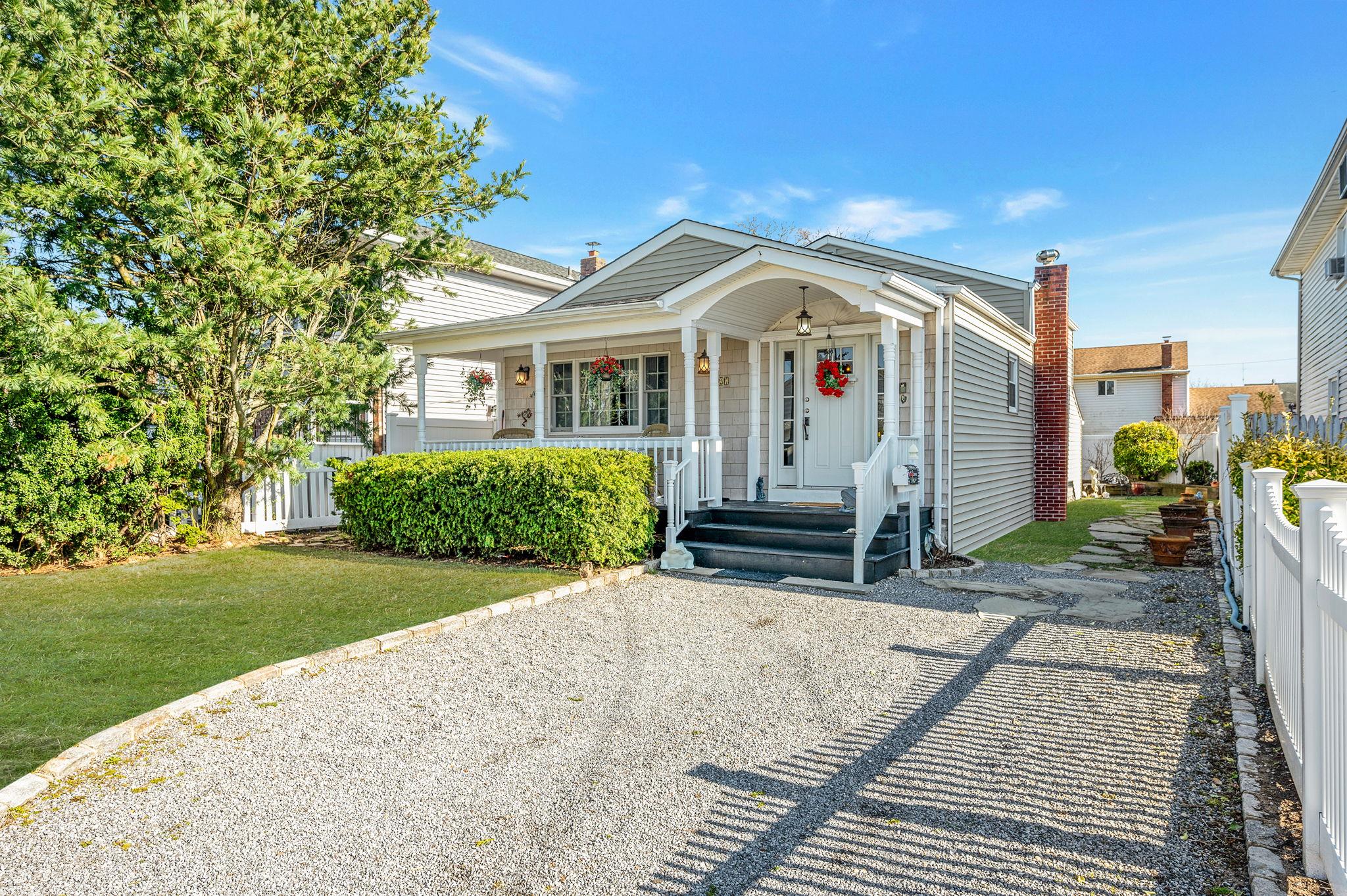 27 W Neptune Avenue, Lindenhurst, New York image 2