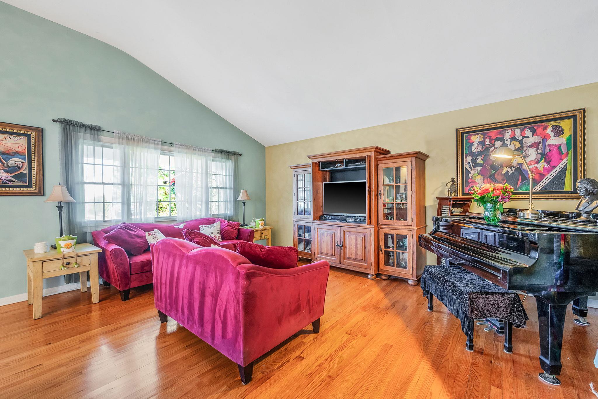 27 W Neptune Avenue, Lindenhurst, New York image 8