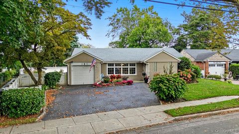 Photo of 181 Tottenham Road, Lynbrook, NY 11563 (MLS # 918391)