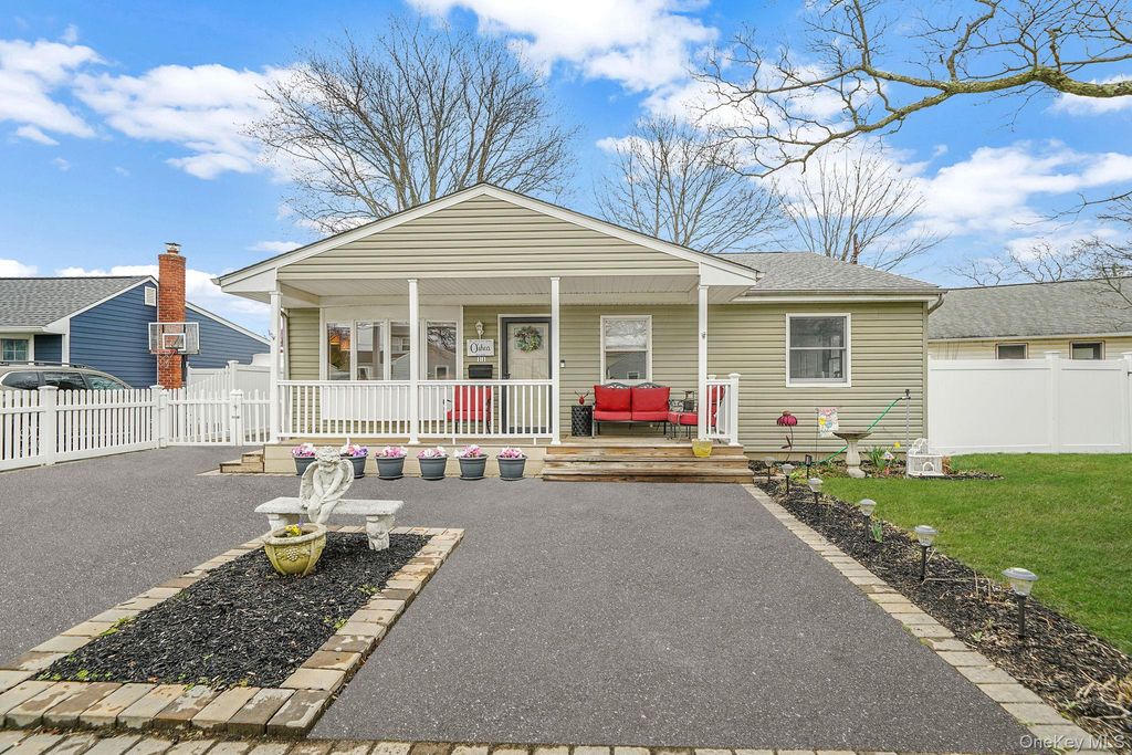 Photo of 11 Nehring Avenue, Babylon, NY 11702 (MLS # 980333)