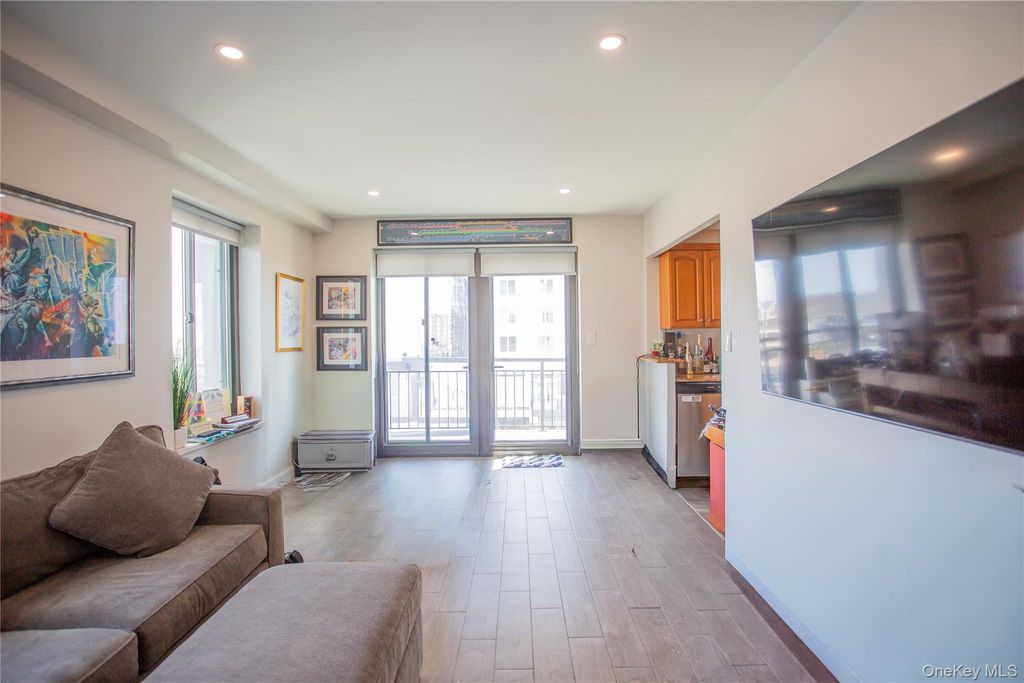 Photo of 100 W Broadway #3-D, Long Beach, NY 11561 (MLS # 977911)