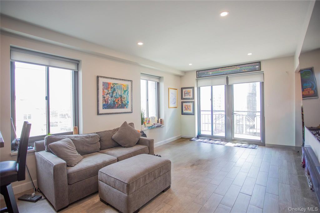 Photo of 100 W Broadway #3-D, Long Beach, NY 11561 (MLS # 977911)