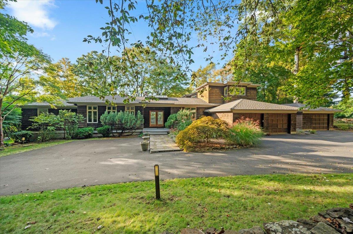 Gifford Lake Drive, Armonk, New York - 4 Bedrooms  
5 Bathrooms - 