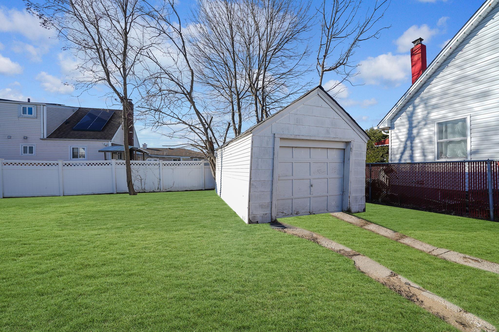 395 Dante Avenue, Babylon, New York image 24