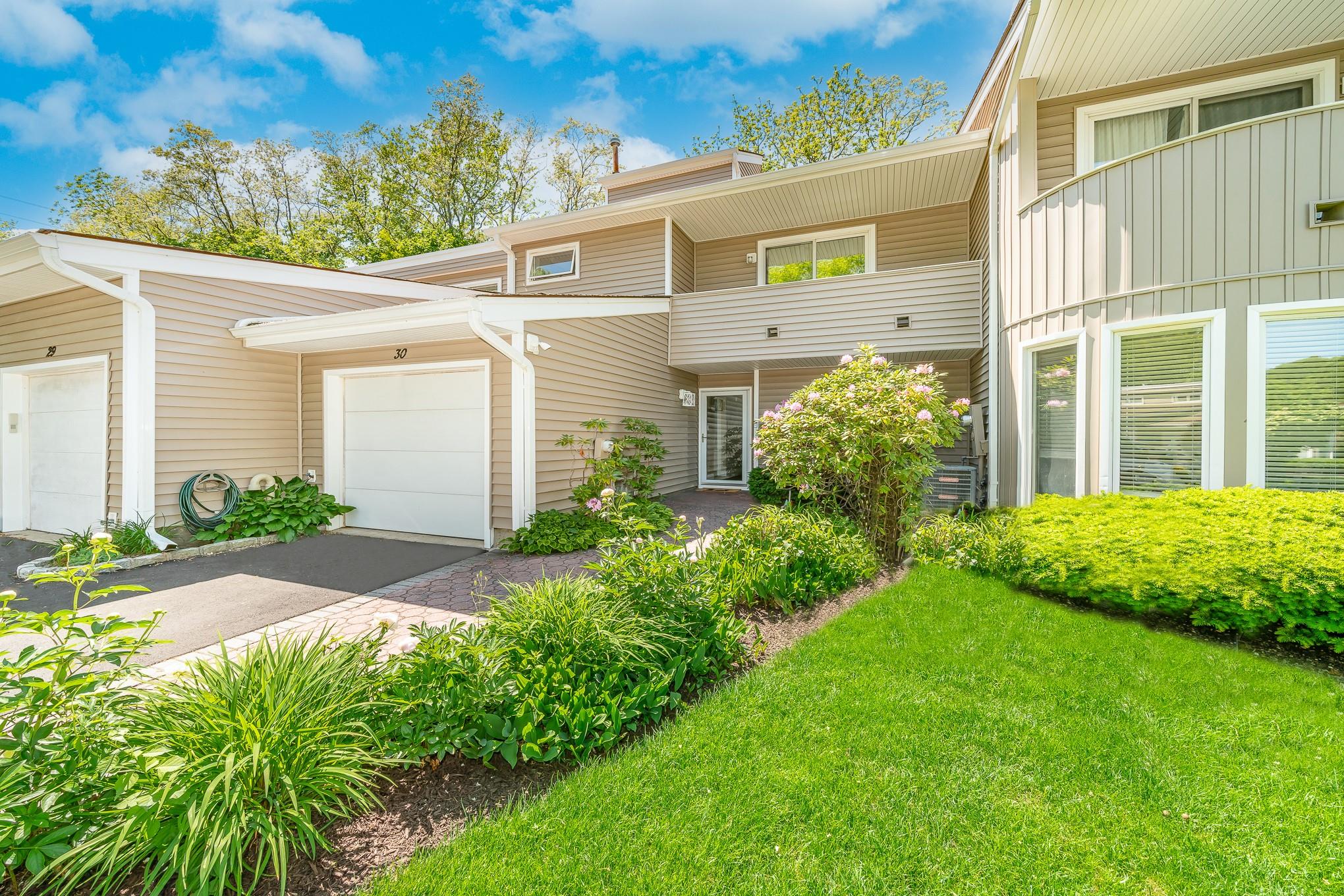 30 Kristin Lane, Hauppauge, New York image 2