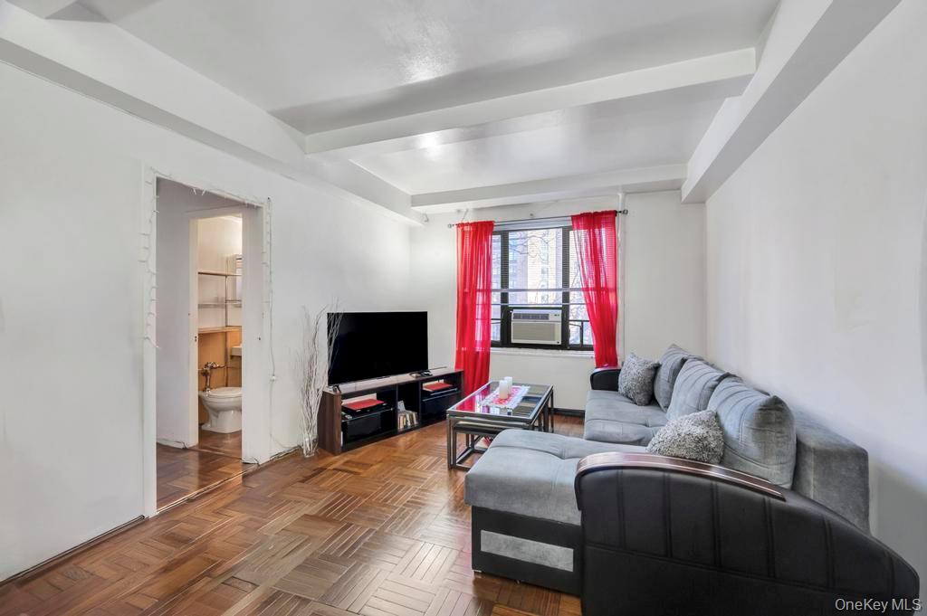 1690 Metropolitan Avenue 1E - Photo 4