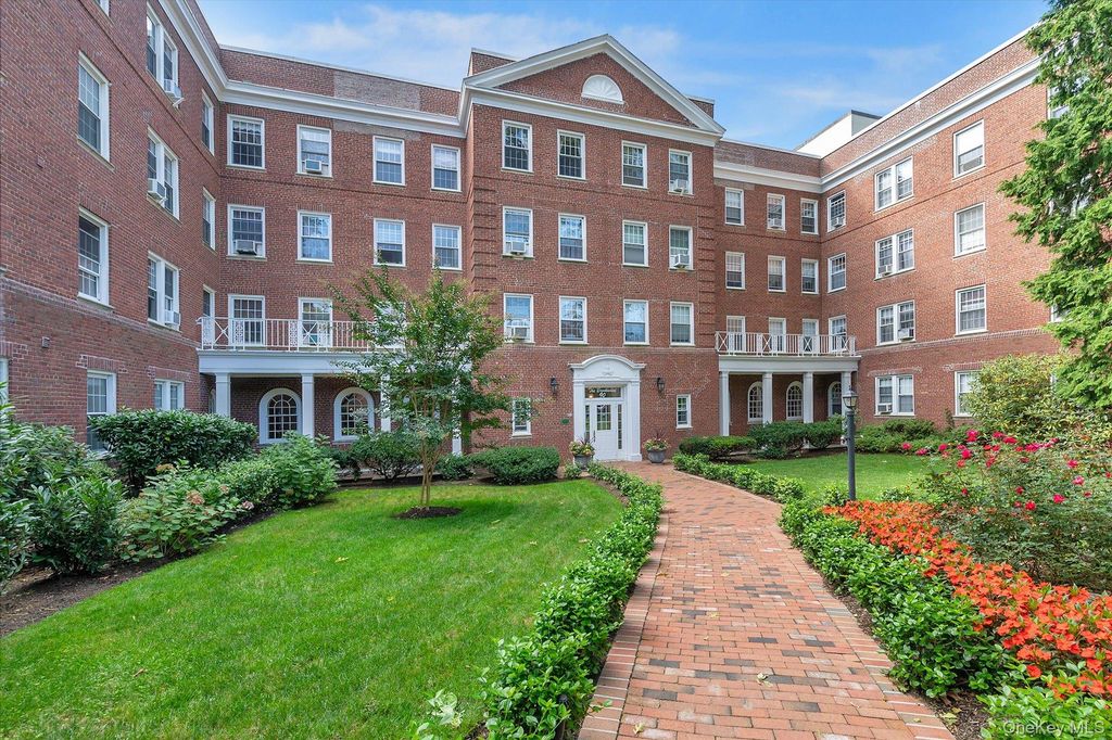 Photo of 90 Knightsbridge Road #1N, Great Neck, NY 11021 (MLS # 976251)