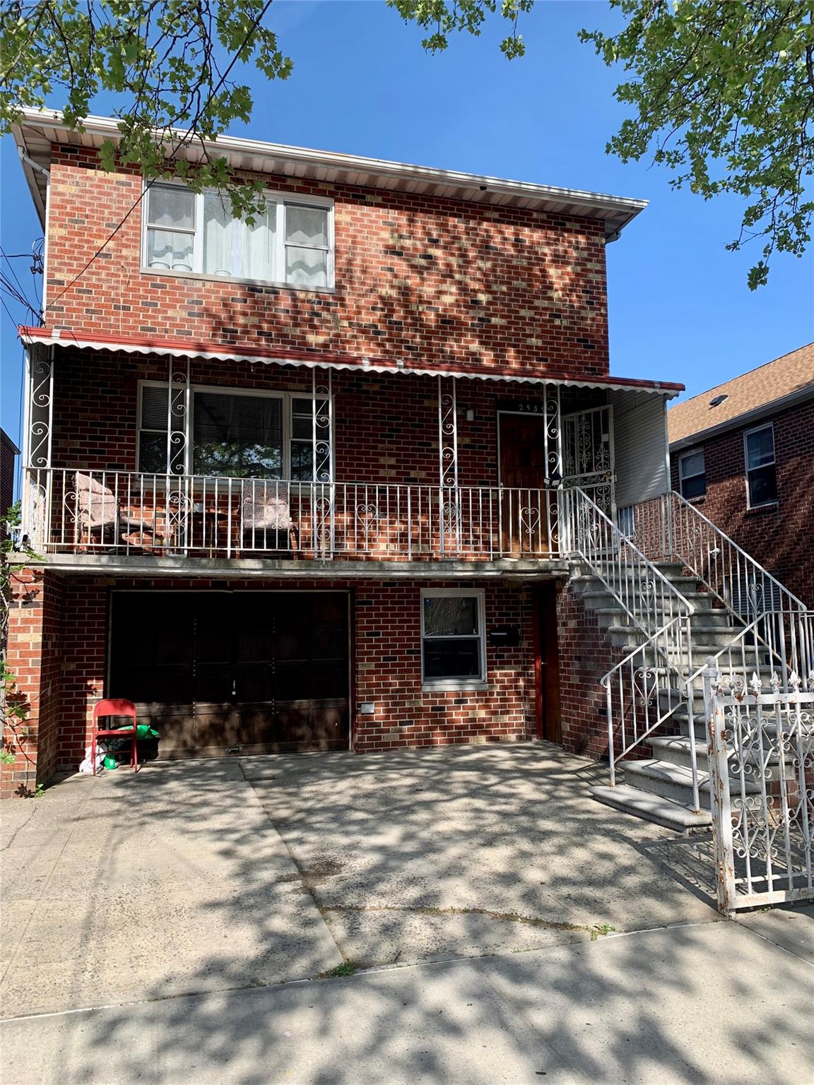 Lurting Avenue, Bronx, New York - 3 Bedrooms  
2 Bathrooms  
4 Rooms - 