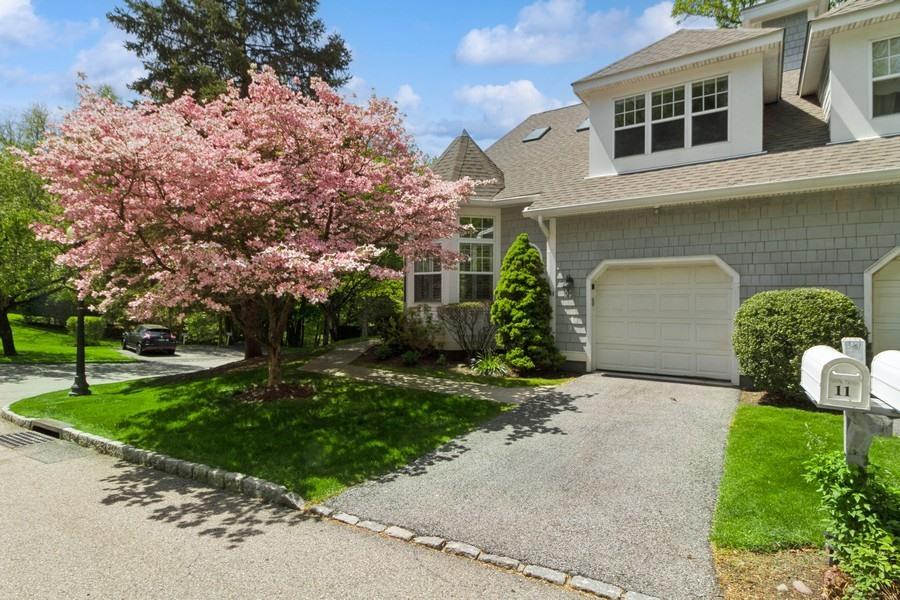 11 Pond View Lane, Ossining, New York image 1