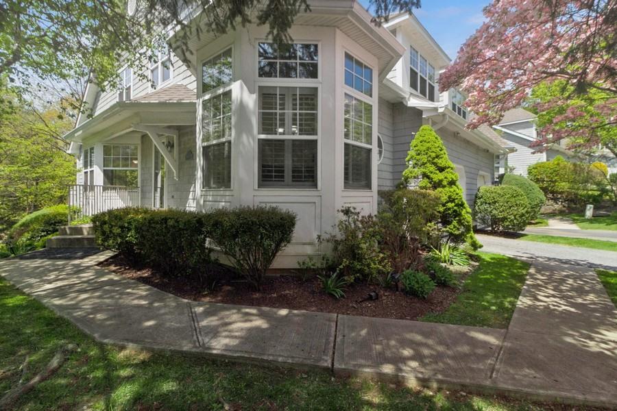 11 Pond View Lane, Ossining, New York image 2