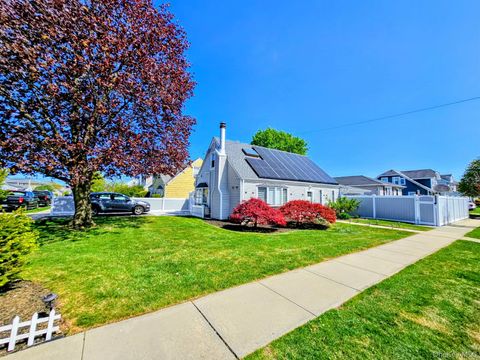 Homes For Sale - 27 Spruce Street<br/> Hicksville, NY 11801