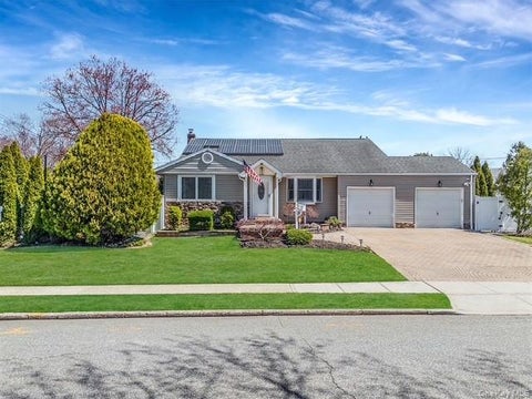 Homes For Sale - 581 Roosevelt Avenue<br/> Massapequa Park, NY 11762