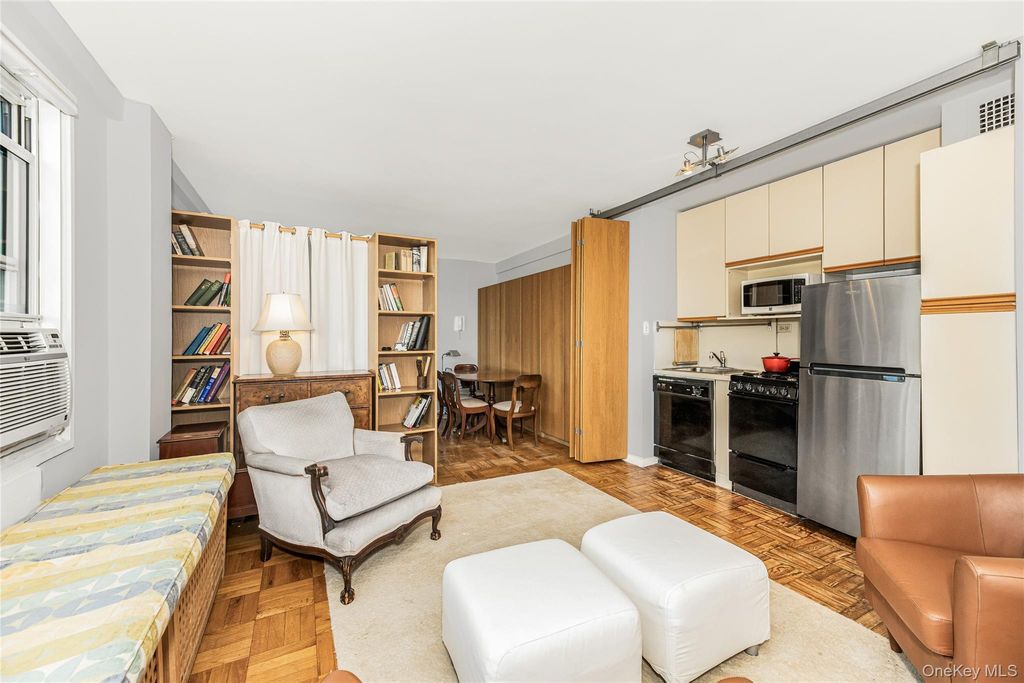 Photo of 3935 Blackstone Avenue #4K, Bronx, NY 10471 (MLS # 997190)