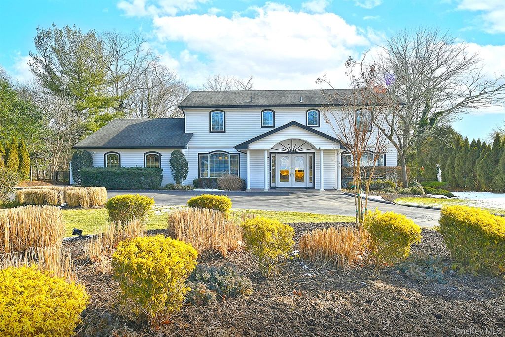 Photo of 17 Susan Lane, Dix Hills, NY 11746 (MLS # 955064)