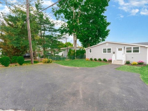 Homes For Sale - 27 Old Farmingdale Road<br/> Suffolk County, West Babylon, NY 11704