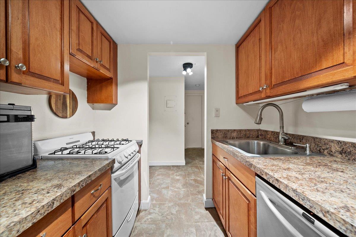 380 Fulton Street #E3, Farmingdale, New York image 3
