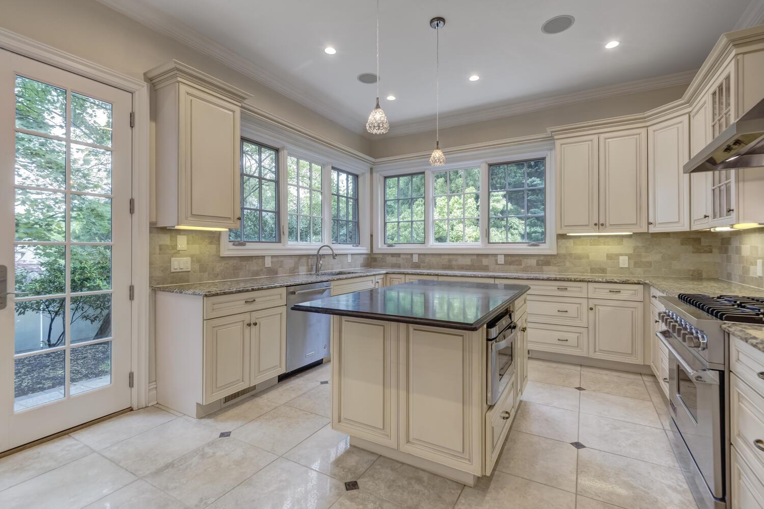 30A Shelter Rock Road, Manhasset, New York image 17