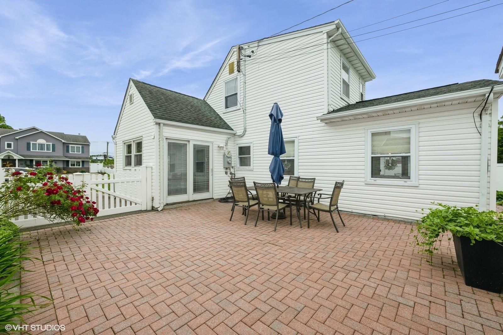 34 Castle Lane, Levittown, New York image 23