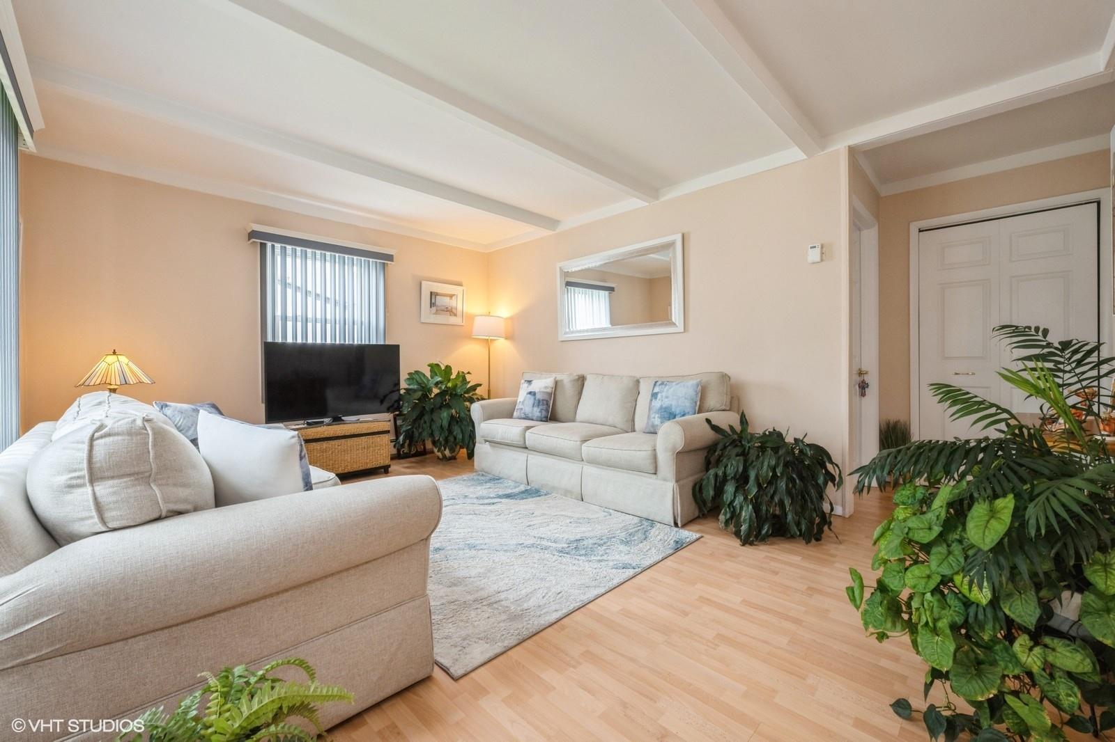 34 Castle Lane, Levittown, New York image 4
