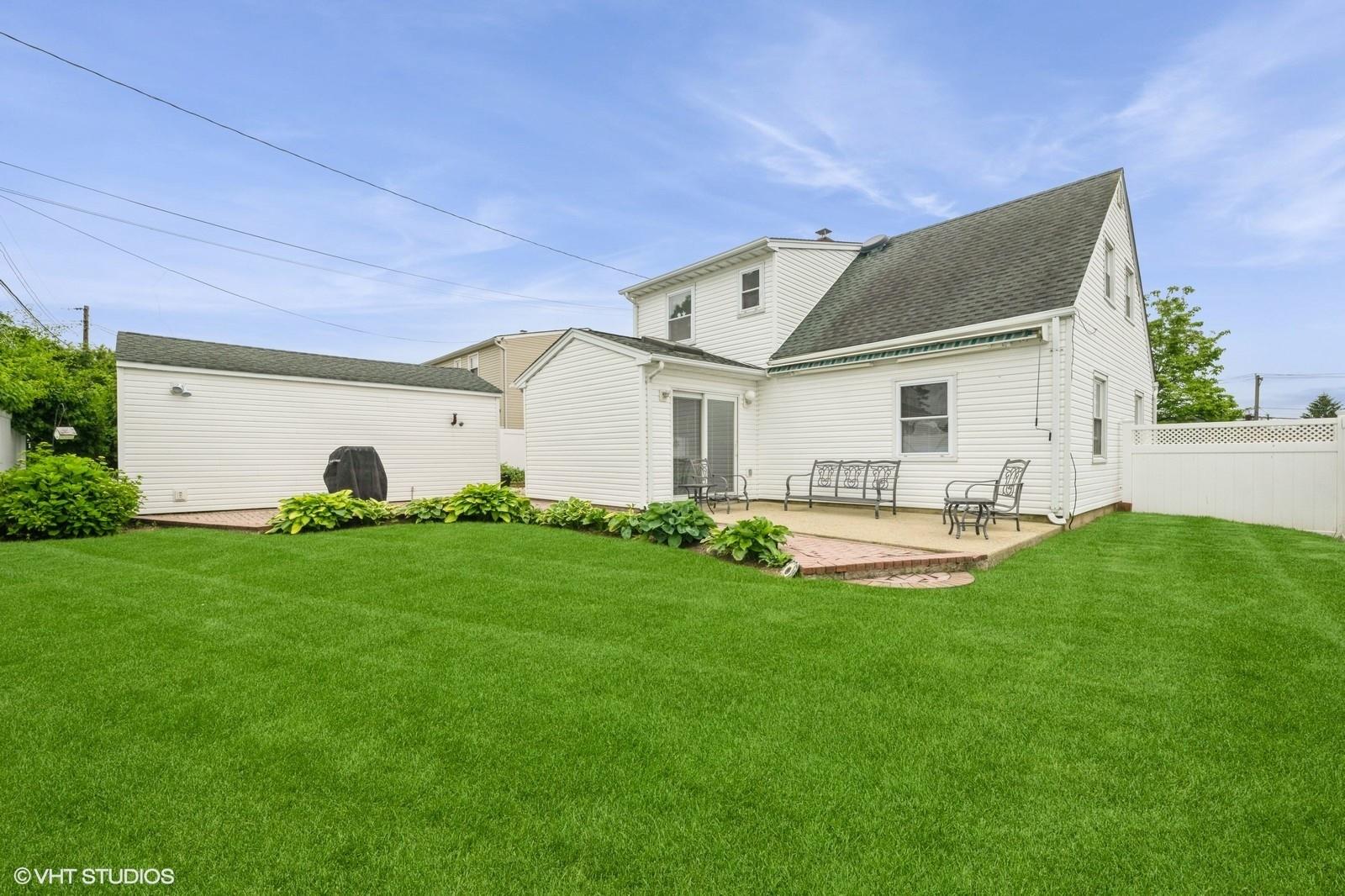 34 Castle Lane, Levittown, New York image 28
