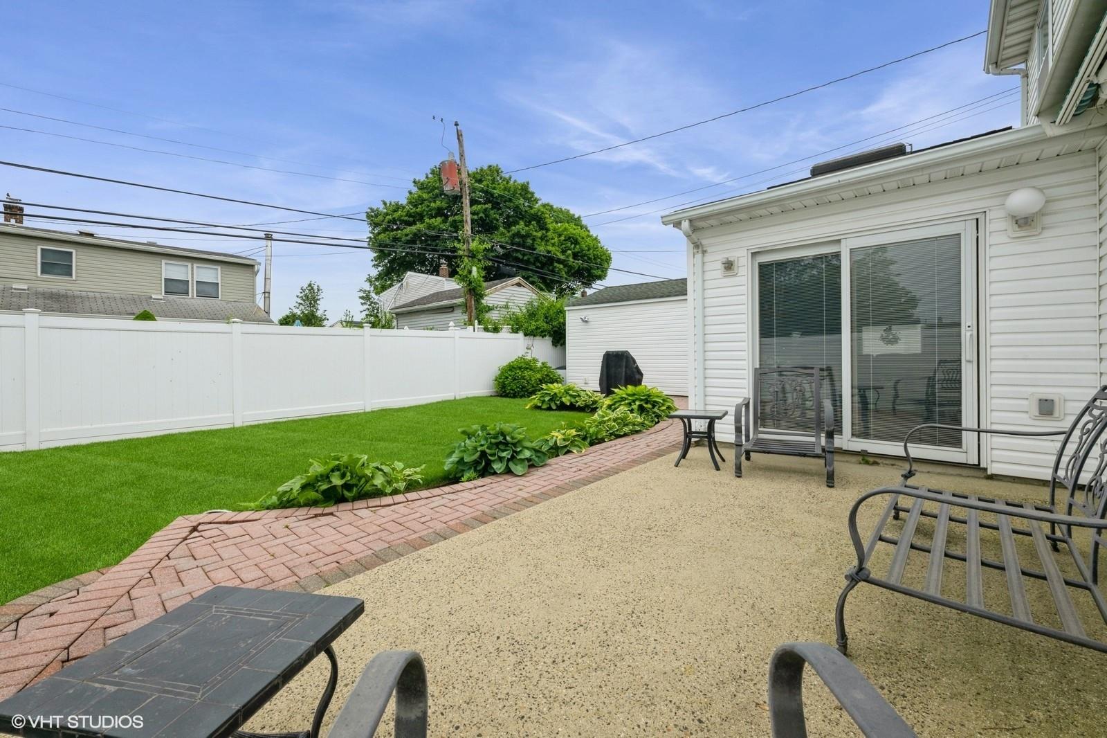 34 Castle Lane, Levittown, New York image 25