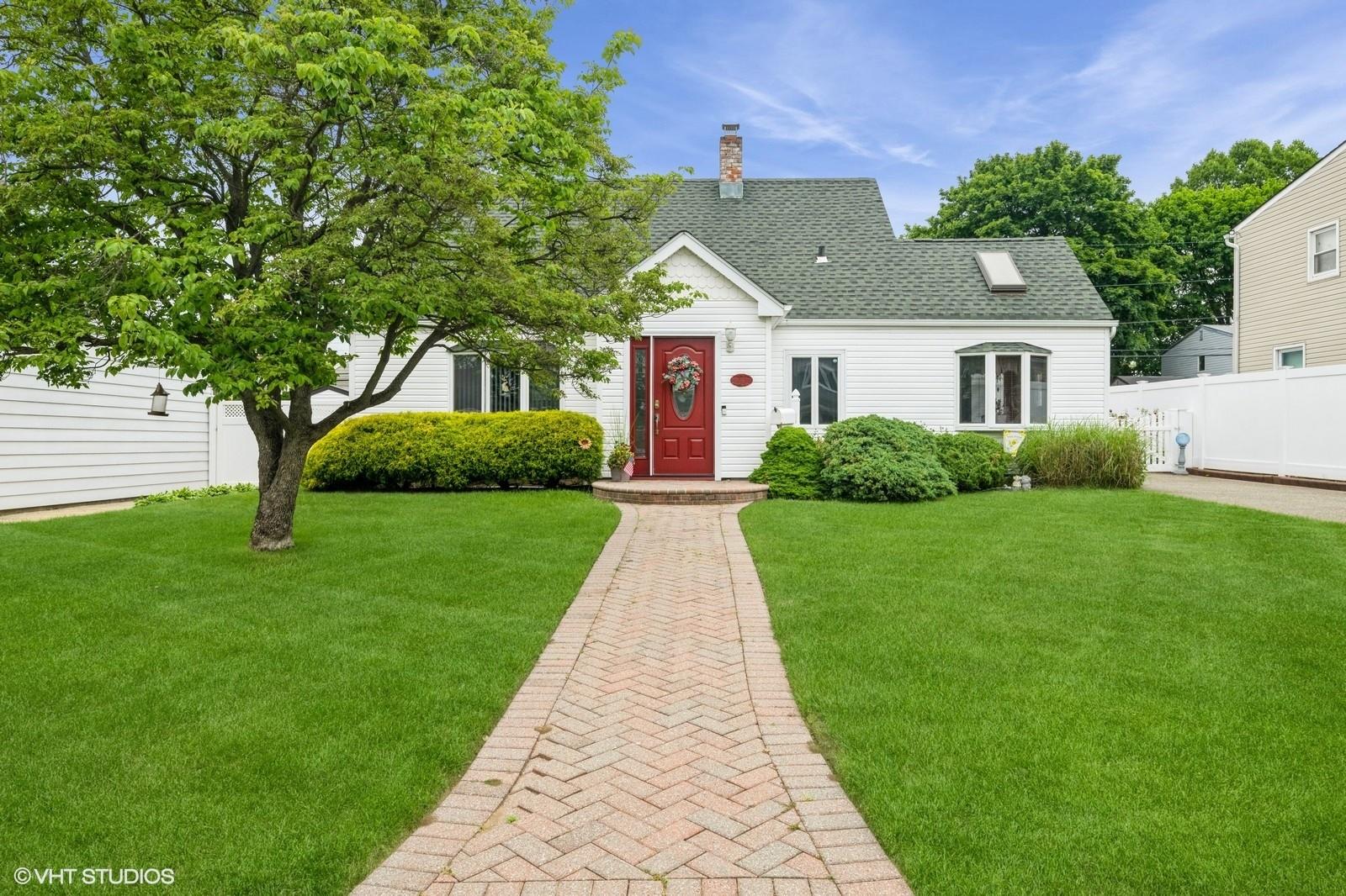 34 Castle Lane, Levittown, New York image 2