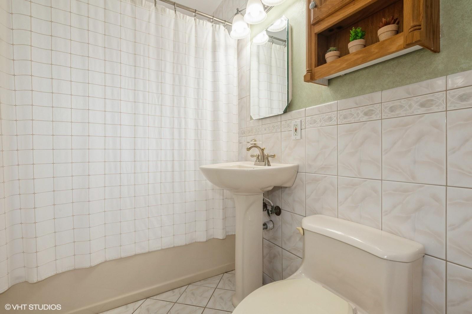 34 Castle Lane, Levittown, New York image 20