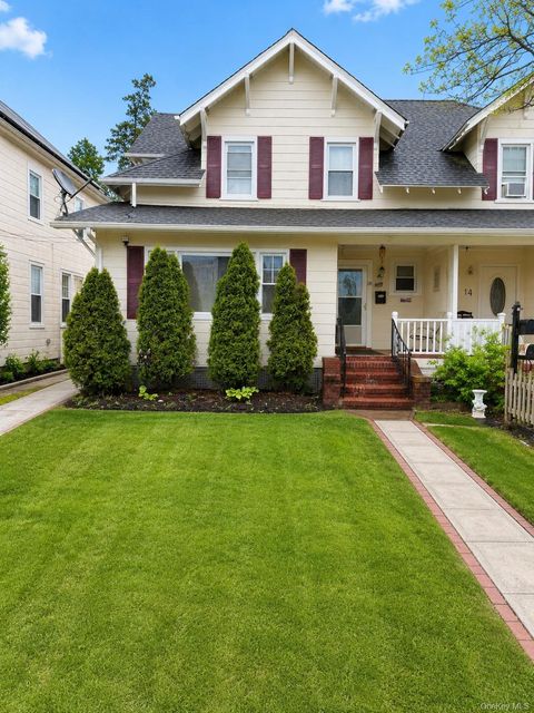 Homes For Sale - 18 Elizabeth Court<br/> Nassau County, Hempstead, NY 11550