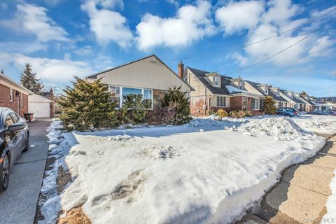 Homes For Sale - 197 Emory Road<br/> Mineola, NY 11501