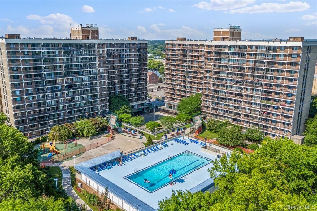 Photo of 152-18 Union Turnpike #12R, Flushing, NY 11367 (MLS # 971953)