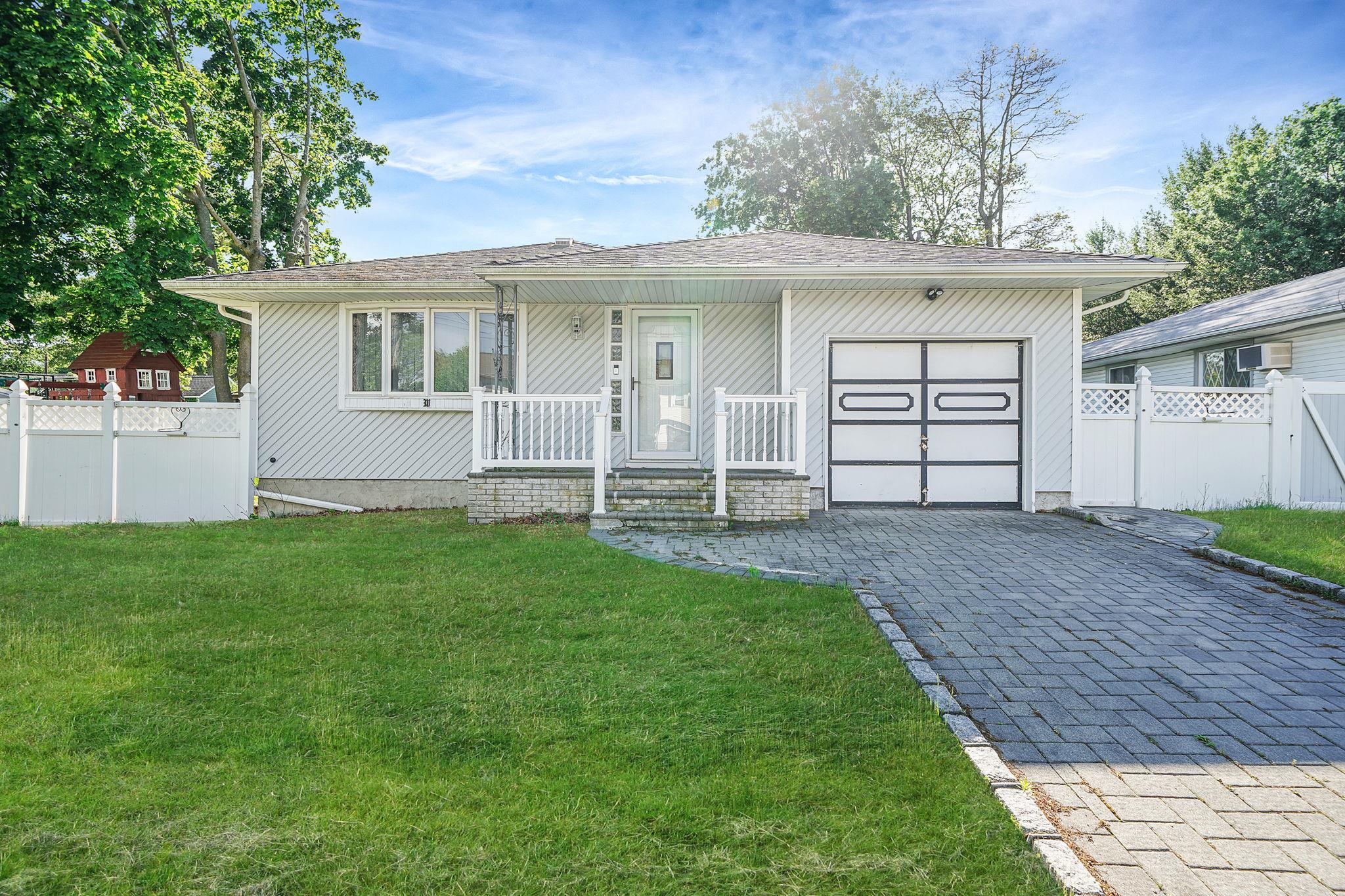 8 Adolphi Place, Ronkonkoma, New York image 2