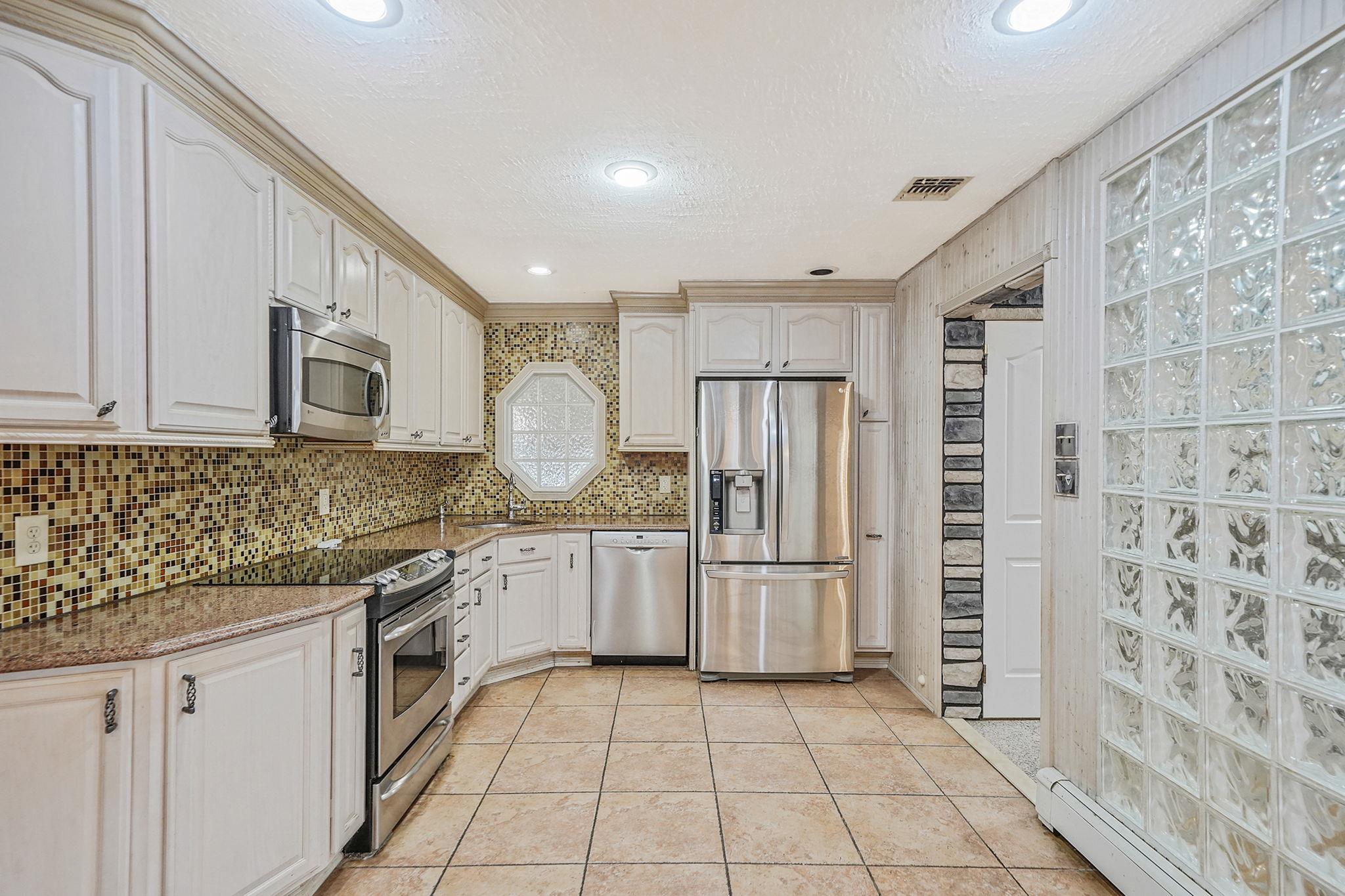 8 Adolphi Place, Ronkonkoma, New York image 13