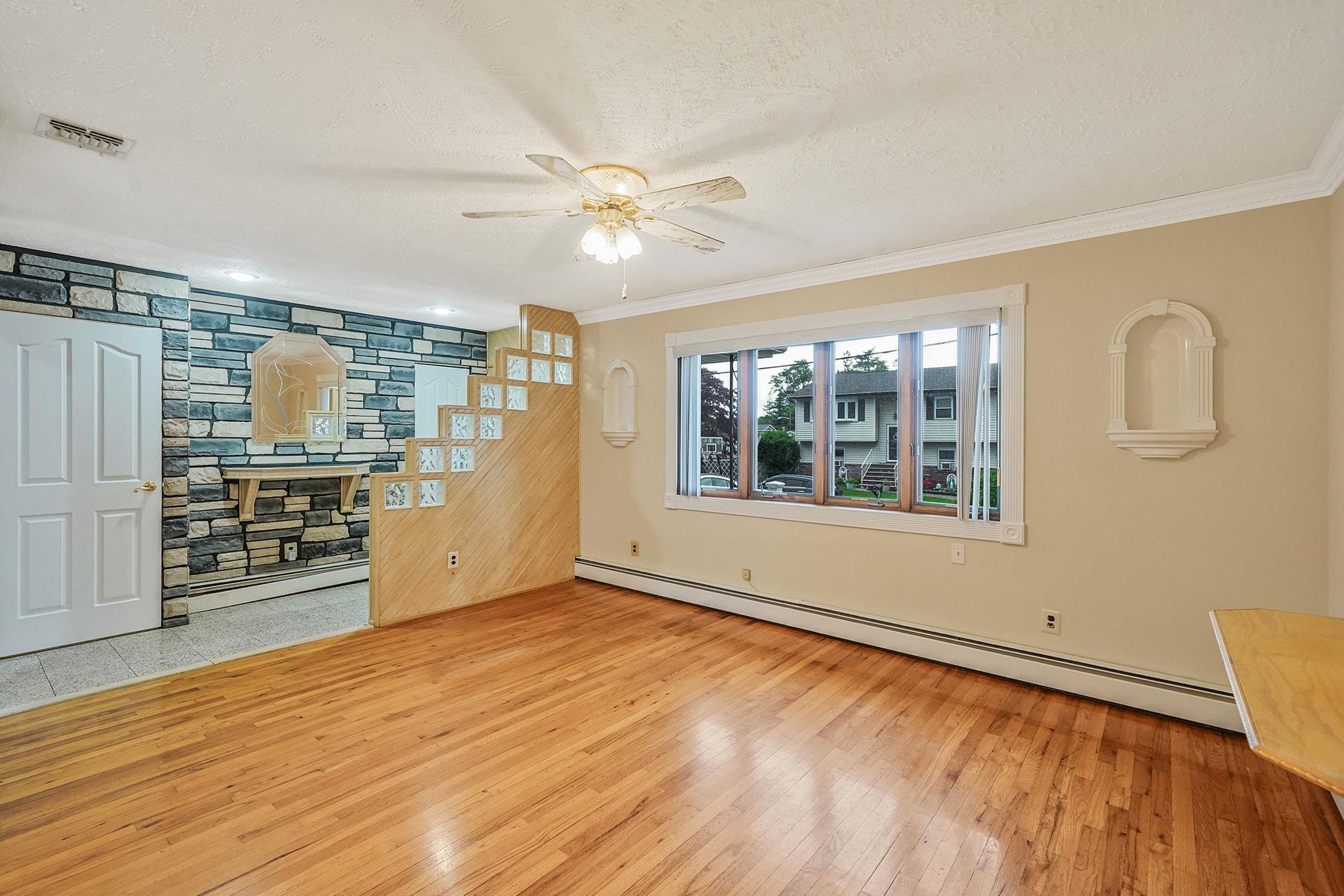 8 Adolphi Place, Ronkonkoma, New York image 4
