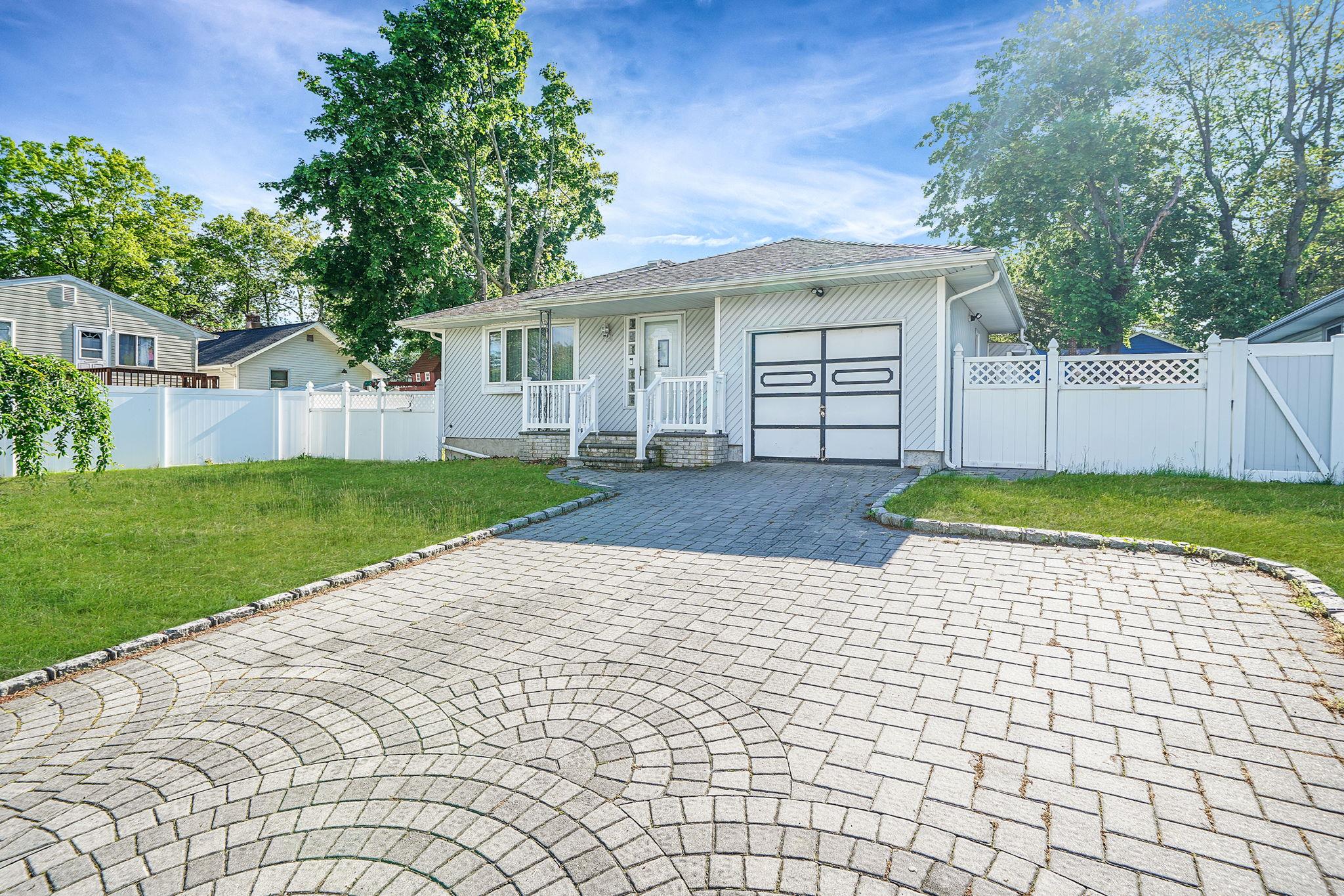 8 Adolphi Place, Ronkonkoma, New York image 1