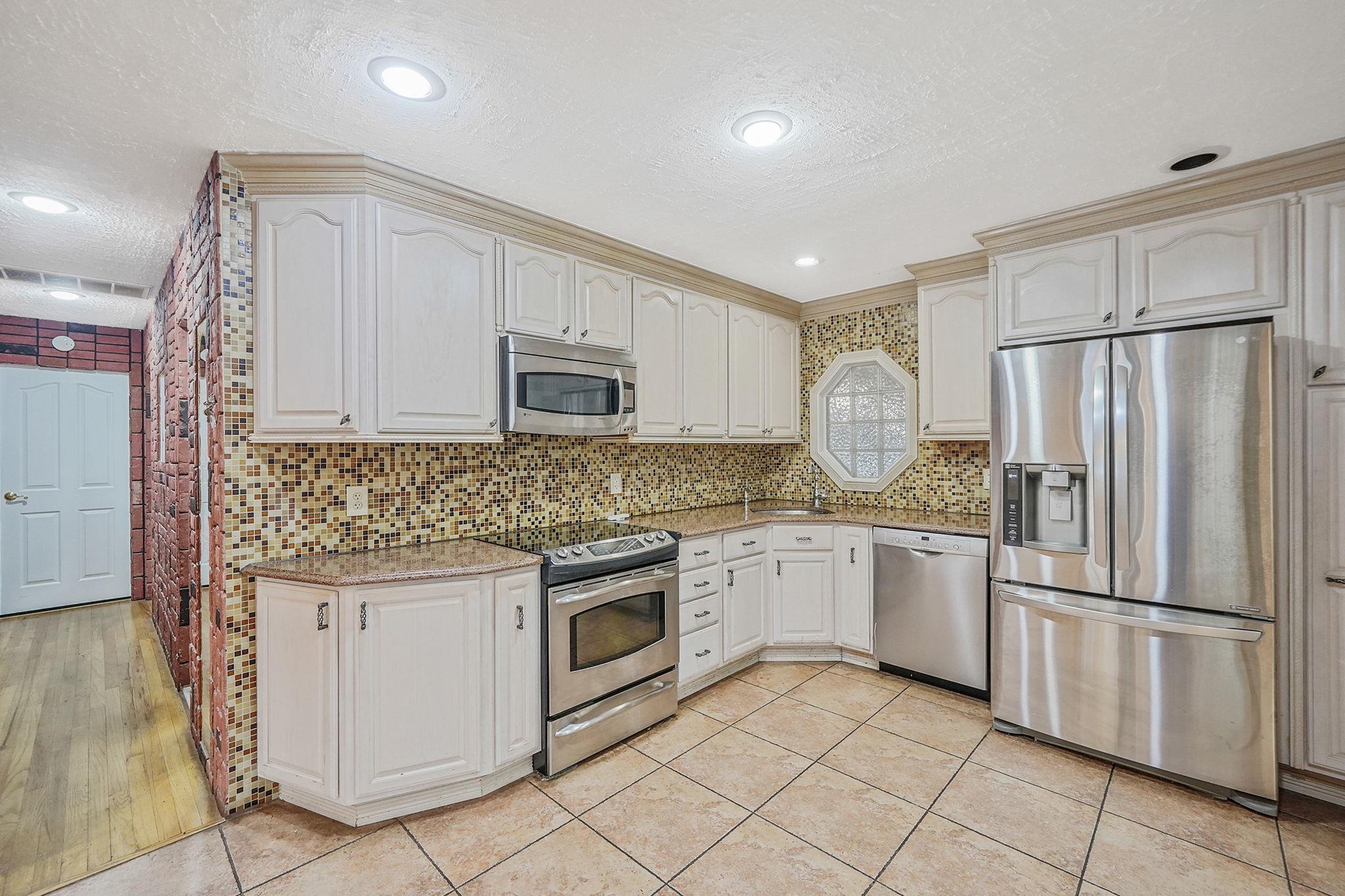8 Adolphi Place, Ronkonkoma, New York image 12