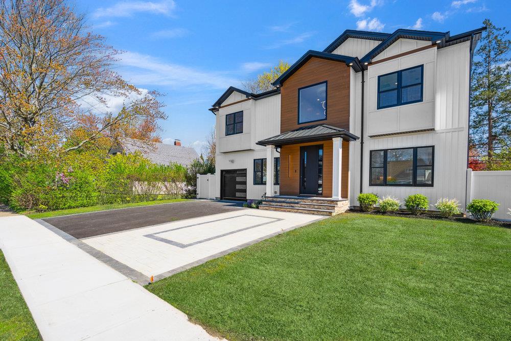 49 Pilgrim Lane, Westbury, New York image 2