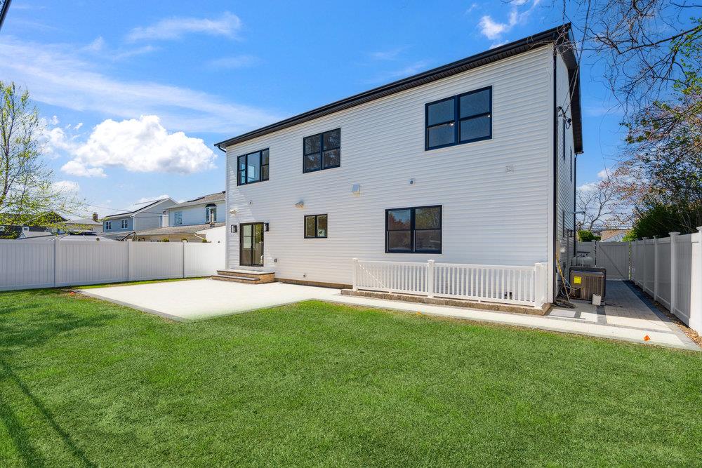 49 Pilgrim Lane, Westbury, New York image 38