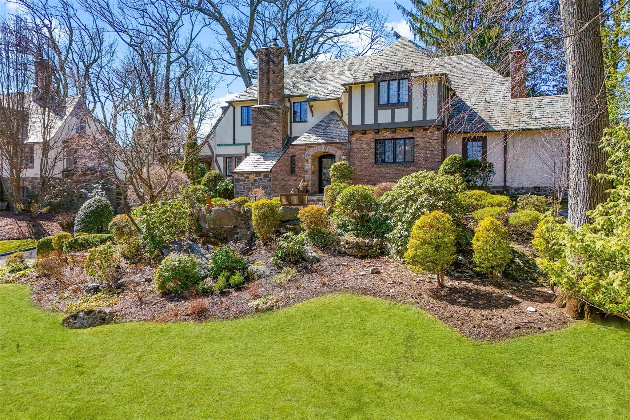 South Drive, Larchmont, New York - 5 Bedrooms  
4 Bathrooms  
10 Rooms - 