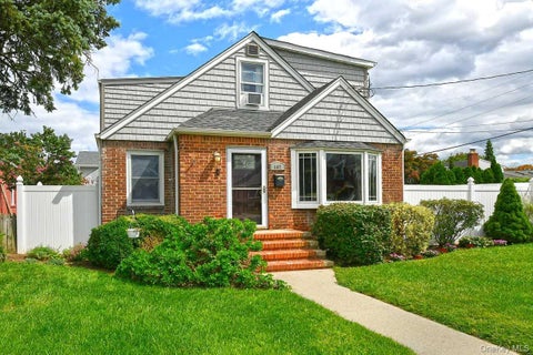 Homes For Sale - 102 Roxbury Road<br/> Nassau County, Franklin Square, NY 11010