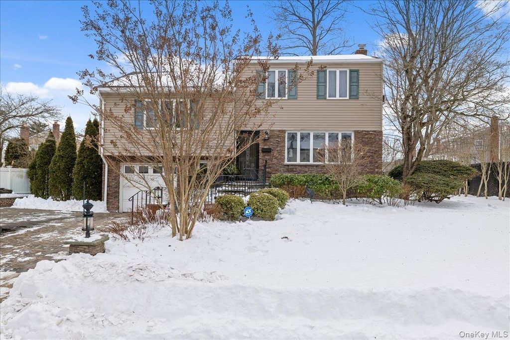 Photo of 39 Garnet Lane, Plainview, NY 11803 (MLS # 958669)