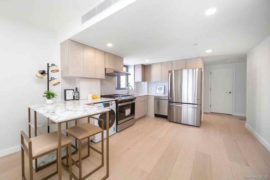 Photo of 136-80 41 ave #7D, Flushing, NY 11355 (MLS # 906674)