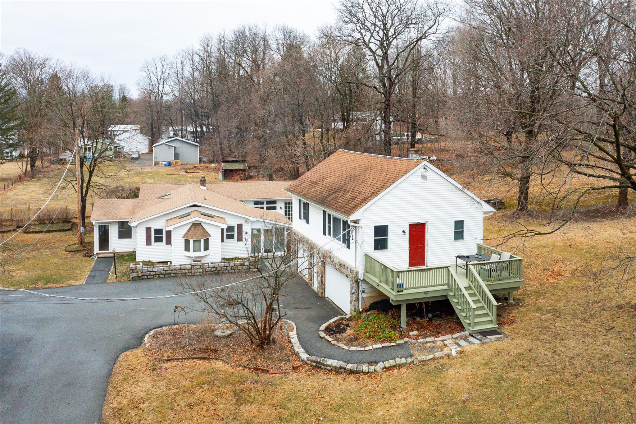 Eldridge Lane, Red Hook, New York - 6 Bedrooms  
2 Bathrooms  
13 Rooms - 