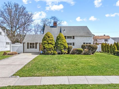 170 Scooter Lane Hicksville NY 11801