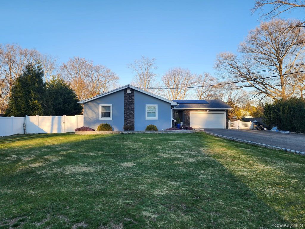 Photo of 11 Mid Place, Bohemia, NY 11716 (MLS # 984493)